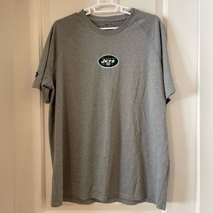 UNDER ARMOR Shirt Sleeve top in good condition in size L